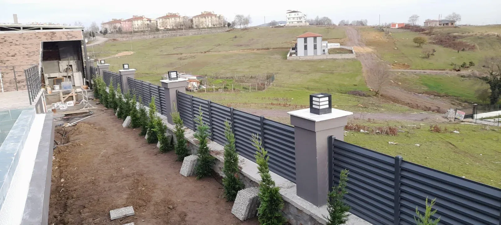 Lamelna ograda - pogled na ogradjeno imanje